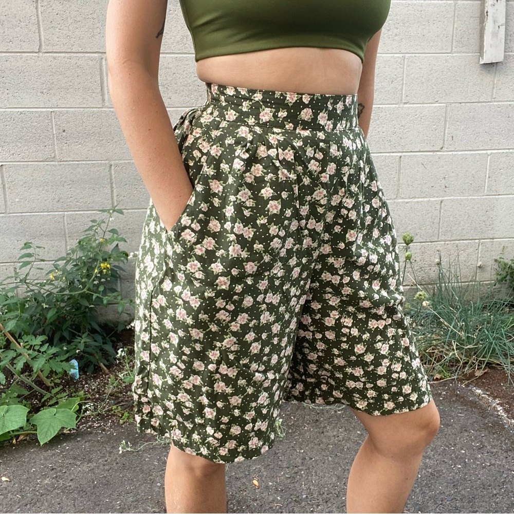 Chic Green and Pink Bermudas with Floral Print